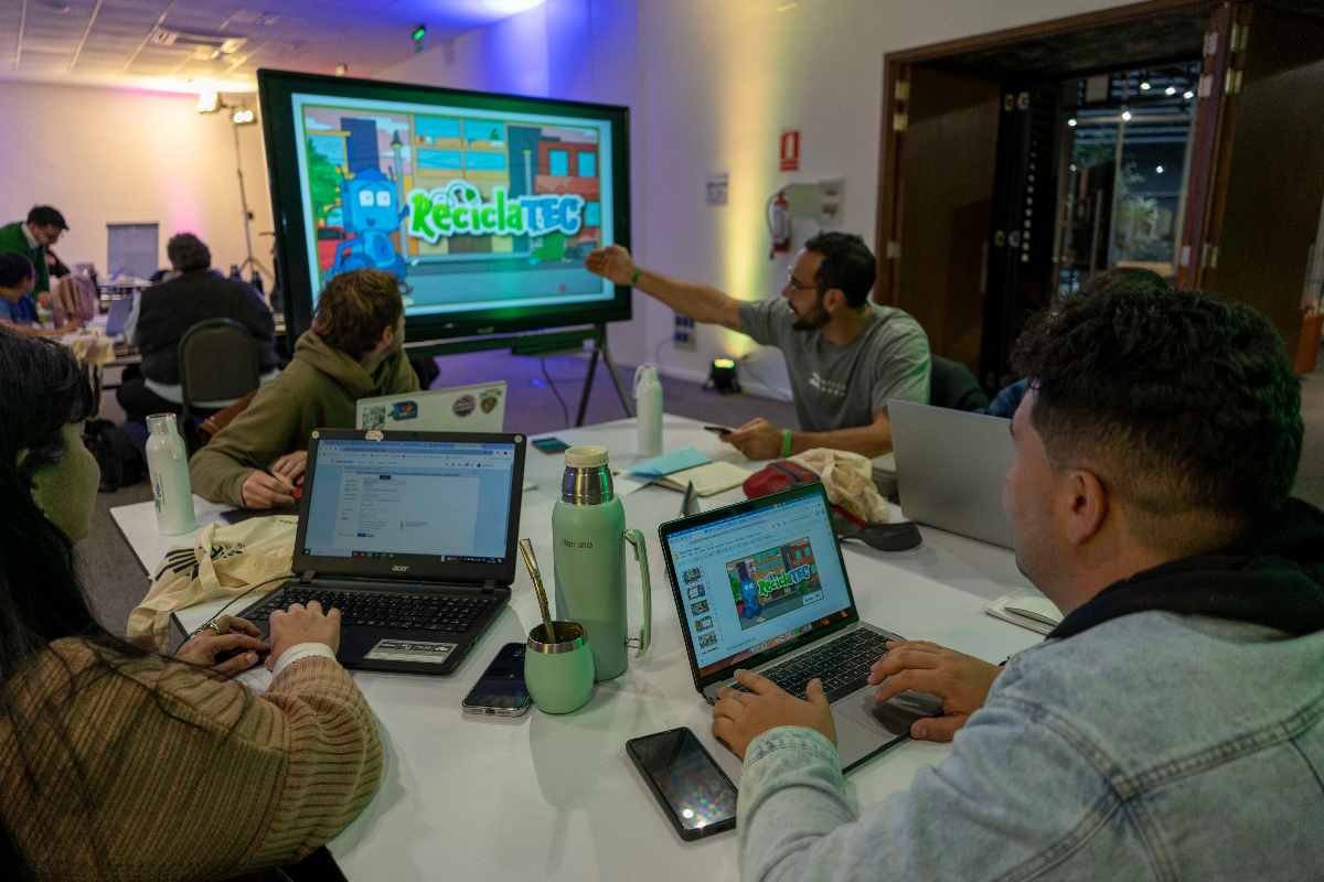 #LABIC_UY
Montevideo nos recibe, luego de la fase online de ideación, a trabajar en los prototipos centrados en #sostenibilidad. Días de mentorías, intercambios y aprendizajes necesarios para avanzar y concretar sus prototipos. Sigue #labic_uy y entérate de más información.