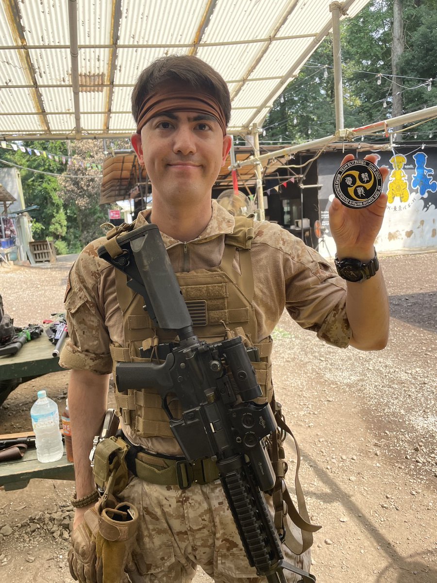 yuuma_gunsou's tweet photo. 【🧟‍♂️＜チームメンバーが増えました！】

　うちの、TEAM　BLITZKRIEG（ブリッツクリーグ・・・電撃戦）に、アメリカから来たブライアンさん@TheCaptainBryanが加入しました！
　ブライアンさんは初音ミクが好きすぎて日本に渡り就職してしまったそうで、秋葉原に毎週通っている
コスプレイヤーでもあります（なので秋葉原に行きやすい場所に引っ越したそうです）
　会話も、
ブ「あれなんだっけ！オタクが興奮するっていう意味の日本語なんだけど・・・あ～、出てこない」
俺（そんなのあるか・・・？）
　日本語はペラペラです笑
　サバゲーは岩手に英語の先生としていたころの４年間とこちらに来て大将軍でやっていたそうで、いつも１０キロのプレキャリを装備して自分でカスタムしたｍｗｓを使っています（プレキャリは実のプレートが入ってます）
　ということで、これからはブライアンさんを色んなフィールドに連れまわして行こうと思ってます( ´∀｀ )
