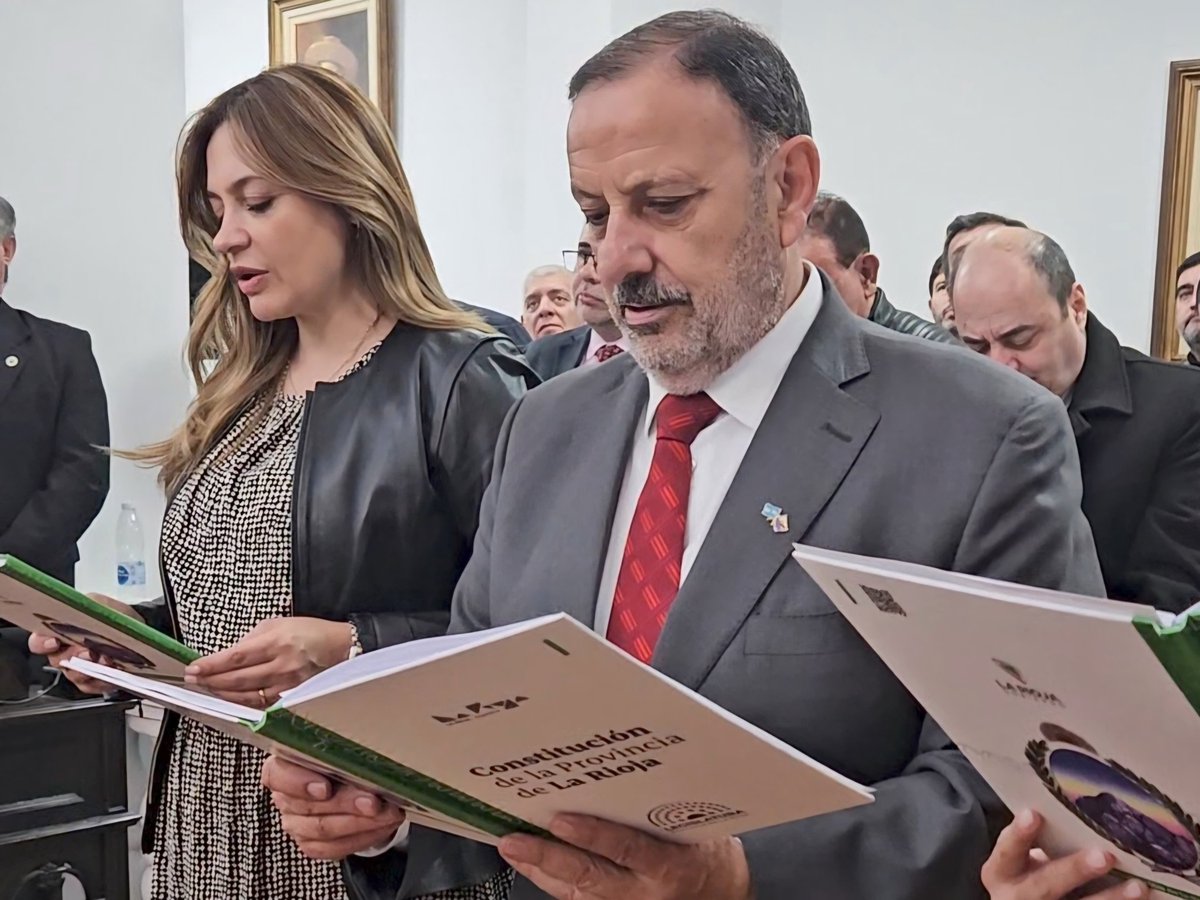 QuintelaRicardo's tweet photo. Hoy es un día histórico y muy importante para nuestra provincia en materia de derechos para todas y todos. En una sesión especial en la Legislatura, las y los convencionales constituyentes de los 18 departamentos juraron la nueva Constitución, una reforma que significa un gran crecimiento posicionándonos a la vanguardia, incorporando los derechos de 4ta generación, la paridad de género, la coparticipación y otras temáticas de mucha importancia.

Destaco y valoro la gran participación de toda la sociedad en este proceso a través de la presentación de proyectos, del debate y el trabajo conjunto, permitiendo que hoy, a través de esta nueva Constitución, las riojanas y riojanos tengan una mejor calidad de vida. 
Gracias a las y los constituyentes por el arduo trabajo que desempeñaron de manera responsable.