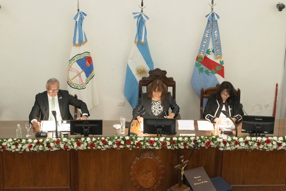 QuintelaRicardo's tweet photo. Hoy es un día histórico y muy importante para nuestra provincia en materia de derechos para todas y todos. En una sesión especial en la Legislatura, las y los convencionales constituyentes de los 18 departamentos juraron la nueva Constitución, una reforma que significa un gran crecimiento posicionándonos a la vanguardia, incorporando los derechos de 4ta generación, la paridad de género, la coparticipación y otras temáticas de mucha importancia.

Destaco y valoro la gran participación de toda la sociedad en este proceso a través de la presentación de proyectos, del debate y el trabajo conjunto, permitiendo que hoy, a través de esta nueva Constitución, las riojanas y riojanos tengan una mejor calidad de vida. 
Gracias a las y los constituyentes por el arduo trabajo que desempeñaron de manera responsable.