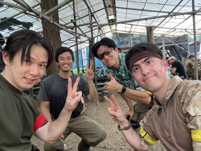 yuuma_gunsou's tweet photo. 【🧟‍♂️＜チームメンバーが増えました！】

　うちの、TEAM　BLITZKRIEG（ブリッツクリーグ・・・電撃戦）に、アメリカから来たブライアンさん@TheCaptainBryanが加入しました！
　ブライアンさんは初音ミクが好きすぎて日本に渡り就職してしまったそうで、秋葉原に毎週通っている
コスプレイヤーでもあります（なので秋葉原に行きやすい場所に引っ越したそうです）
　会話も、
ブ「あれなんだっけ！オタクが興奮するっていう意味の日本語なんだけど・・・あ～、出てこない」
俺（そんなのあるか・・・？）
　日本語はペラペラです笑
　サバゲーは岩手に英語の先生としていたころの４年間とこちらに来て大将軍でやっていたそうで、いつも１０キロのプレキャリを装備して自分でカスタムしたｍｗｓを使っています（プレキャリは実のプレートが入ってます）
　ということで、これからはブライアンさんを色んなフィールドに連れまわして行こうと思ってます( ´∀｀ )