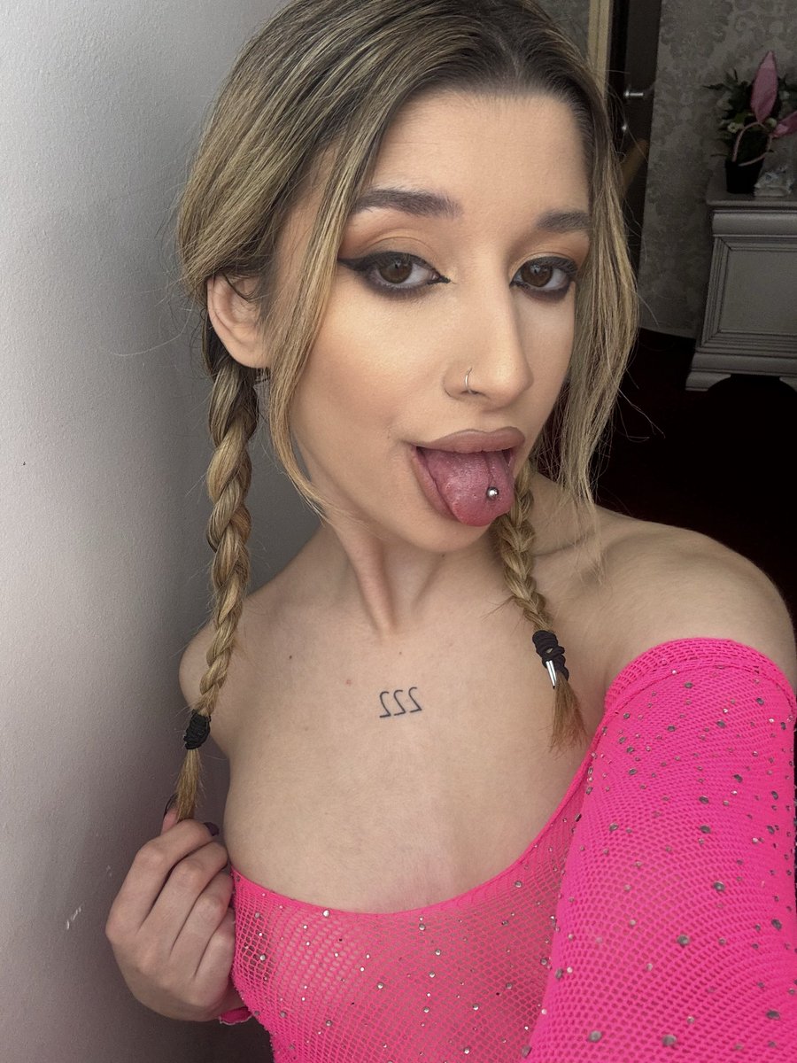 who wants to feel my pierced tongue? 👅