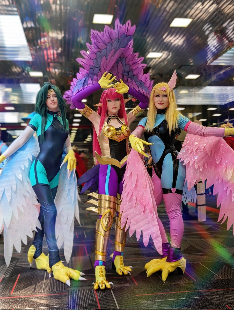 TheFruitDog's tweet photo. A little hall shot of our Harpie group to hold you over until we get our photoshoot shots back!
.
.
📷: @elfgirlnextdoor 
Cosplays:
Harpie Queen: @tanakaycos7 
Cyber Harpie Lady: me!
Harpie Girl: @weeb_next_door 
.
.
#yugioh #cosplay https://t.co/M3GGa8B8jD