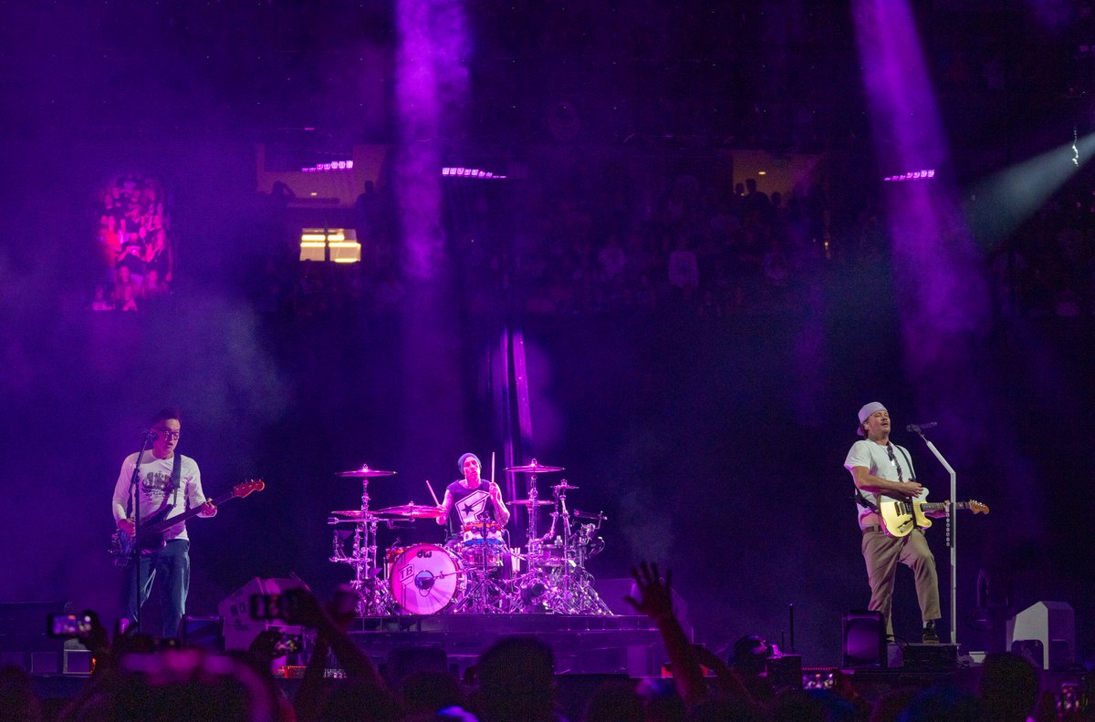 𝗹𝗲𝘁'𝘀 𝗺𝗮𝗸𝗲 𝘁𝗵𝗶𝘀 𝗹𝗮𝘀𝘁 𝗳𝗼𝗿𝗲𝘃𝗲𝗿

still thinking about this night with <a href="/blink182/">blink-182</a>