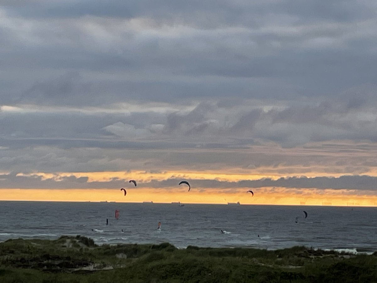 Esther42777832's tweet photo. #WijkaanZee #wolken #surfen #zonsondergang #Noordzee https://t.co/nPWcg4NXYR