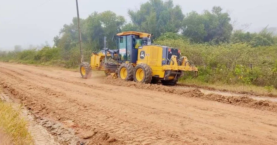 MuniPilarPy's tweet photo. #ArregloDeCaminos 👉 La Motoniveladora de la Muni trabaja en el perfilado de caminos en la 3ra. compañía #Yataity 🚧🚜 Tarea encarada en el marco de la recuperación de los caminos vecinales 💪 #TuMuniResponde https://t.co/qgtTeio2tZ