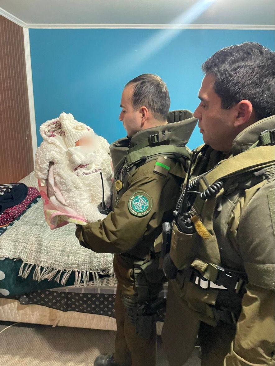 Carabdechile's tweet photo. 🚨 #Urgente: Un momento especial vivieron nuestros Carabineros, al encontrar sana y salva en la comuna de Padre las Casas a una pequeñita de solo 5 días de vida, quien fue sustraída desde el Hospital Regional de Temuco. En estos momentos ya se encuentra con su familia y la detenida por sustracción de menor, pasará a control de detención por este delito.
#CarabinerosDeTodos