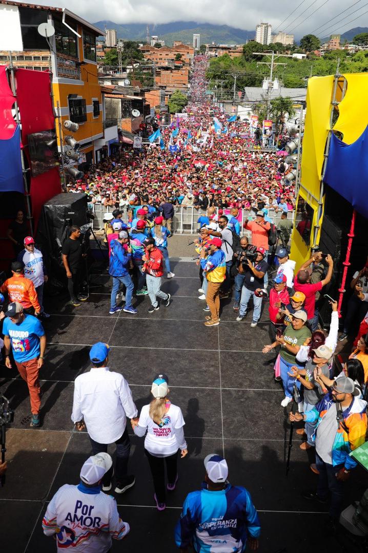 luchaalmada's tweet photo. #Ahora @NicolasMaduro: En Venezuela; llueva, truene, o relampaguee, habrá elecciones y habrá paz en las elecciones del 28 de julio.

Nosotros tendremos la victoria #29 y seremos ejemplo en todo el mundo una vez más.

#22Jul
#GenteDePaz https://t.co/Fnz75Mw9R9