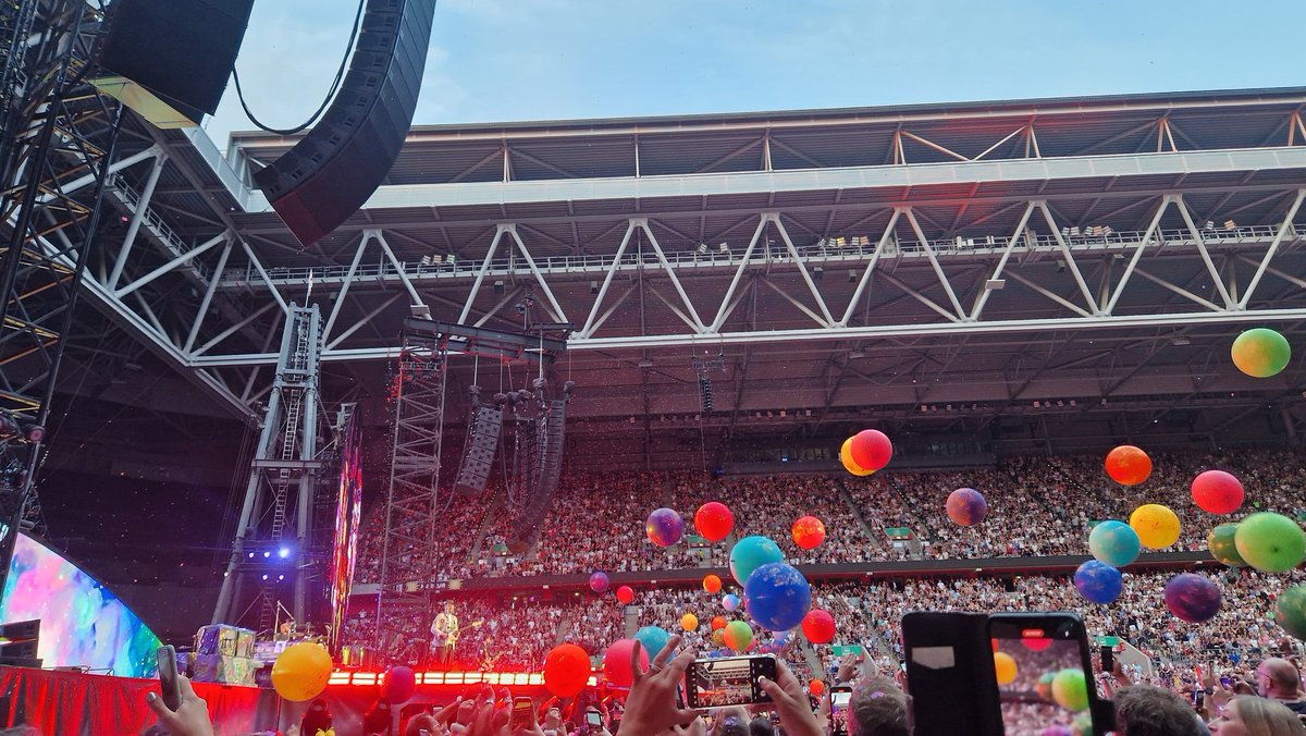 mireille1508's tweet photo. #ColdplayDusseldorf  21/07
#MusicOfTheSpheresTour #Düsseldorf https://t.co/Acg7pq50mf
