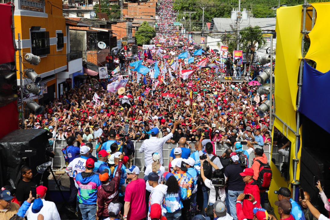 luchaalmada's tweet photo. #Ahora @NicolasMaduro: Sicarios de la mentira, extranjeros de las agencias internacionales y algunos nacionales, quieren repetir otra vez la misma película de desinformación.

Nadie va a manchar el venidero proceso electoral.

#22Jul
#GenteDePaz https://t.co/csi1JrsOEY