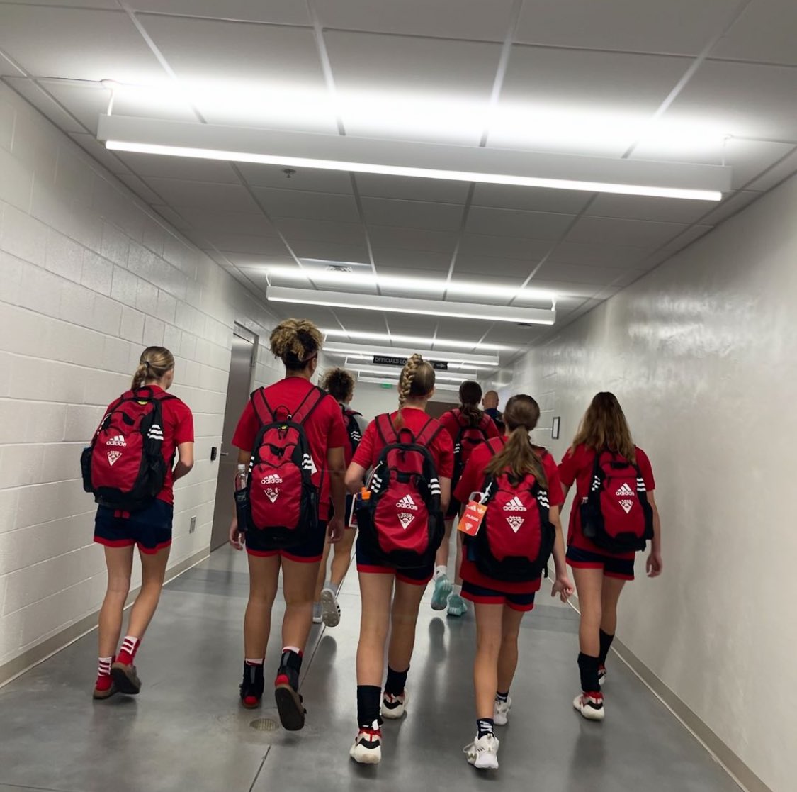 What a ride the 2024 season was for this 15U 3SSB crew! Ending the season at the adidas National Championship game with an overall 44-4 record and averaging over 70ppg. Until next year adidas….. ///
