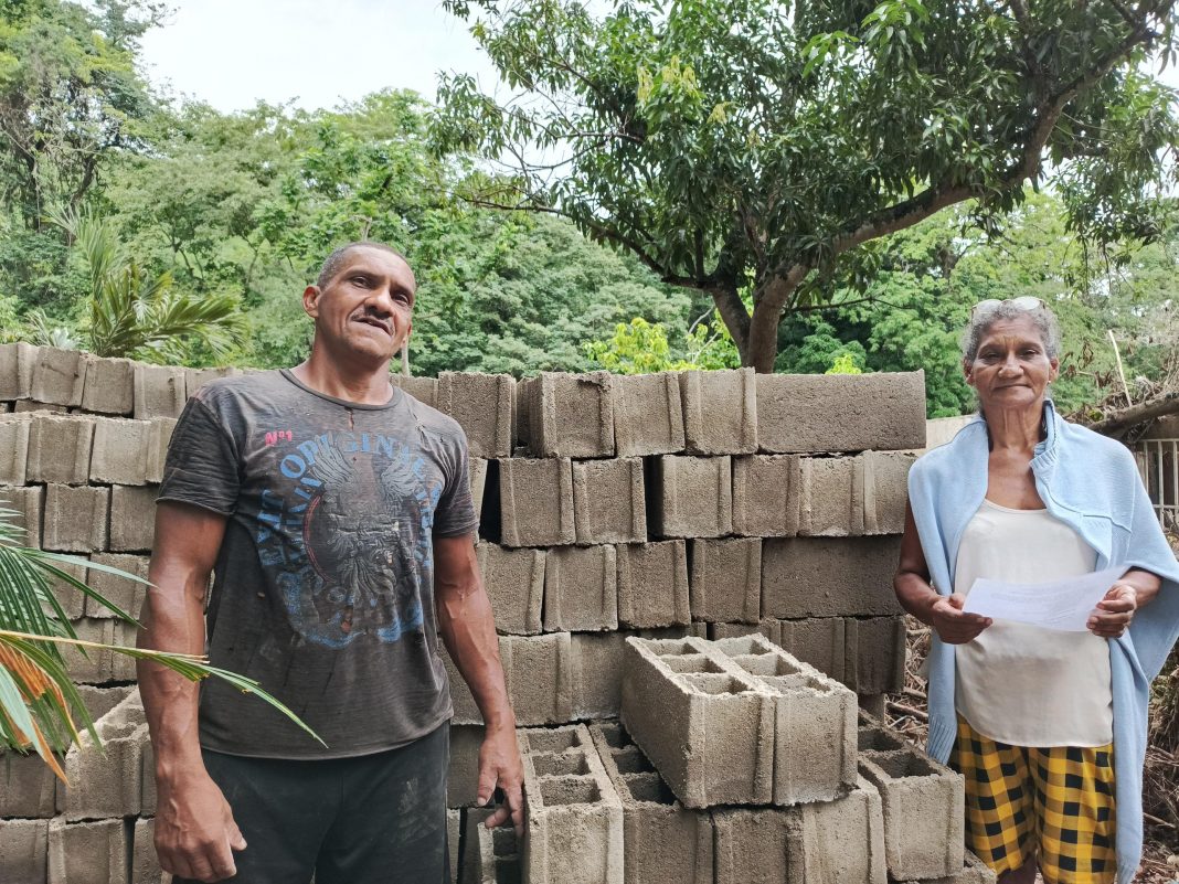 contrapuntovzla's tweet photo. Javier Bertucci entregó donaciones y activó reconstrucción de hogares afectados en Cumanacoa https://t.co/n7NalH8RFL https://t.co/GUnU8invHb