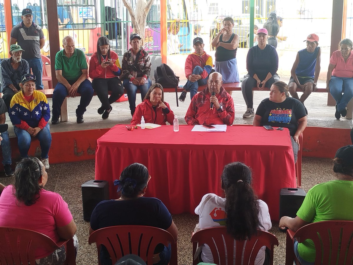 PsuvUnionve's tweet photo. Al calor del pueblo el comandante de la revolución @luisreyespsuv realiza asamblea con el pueblo vanguardia del @PartidoPSUV  "UBCH Casa Comunal la Antena pquia Unión, para afinar la máquinaria electoral en respaldo total al presidente @NicolasMaduro el gallo pinto del pueblo https://t.co/IDJ5paeMy8