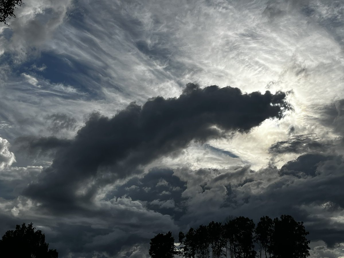 friijky's tweet photo. Sometimes weird clouds form in the sky… https://t.co/NI3OlIHKjm