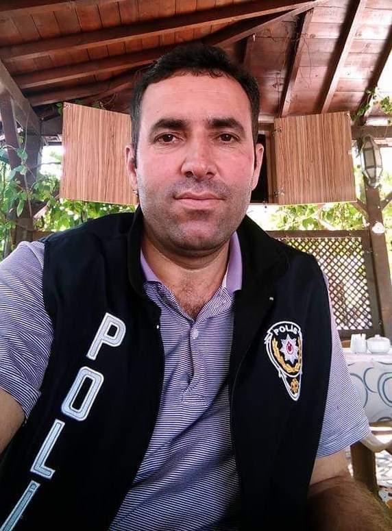 Asli3616's tweet photo. Mardin'de görev yapan polis memuru Orhan Bayram beyin kanaması sonucu hayatını kaybetti.

Polis memuru Bayram Orhan, geçirdiği beyin kanaması sonucu tedavi gördüğü hastanede hayatını kaybetti.

Mardin Dargeçit İlçe Emniyet Amirliği kadrosunda görevli Niğde Melendiz Kula Köyü nüfusuna kayıtlı Polis Memuru Bayram Orhan, geçirdiği beyin kanaması sonucu hastaneye kaldırıldı.  

Yapılan incelemelerin ardından beyin kanaması geçirdiği anlaşılan, Orhan ameliyatının ardından yoğun bakım servisine alındı. 

Hastanede yapılan bütün müdahalelere rağmen kurtarılamayan 5 yıllık polis memuru Bayram Orhan, hayatını kaybetti.

Merhum Bayram Orhan'ın cenazesi, 23 Temmuz Salı günü öğle namazına müteakip Kula Köyü Yeni Camiinden kaldırılacak. 

Hakkın rahmetine kavuşan Polisimize Allah'tan rahmet, kederli ailesine, sevenlerine ve Emniyet teşkilatına başsağlığı ve sabırlar diliyorum.

#polis