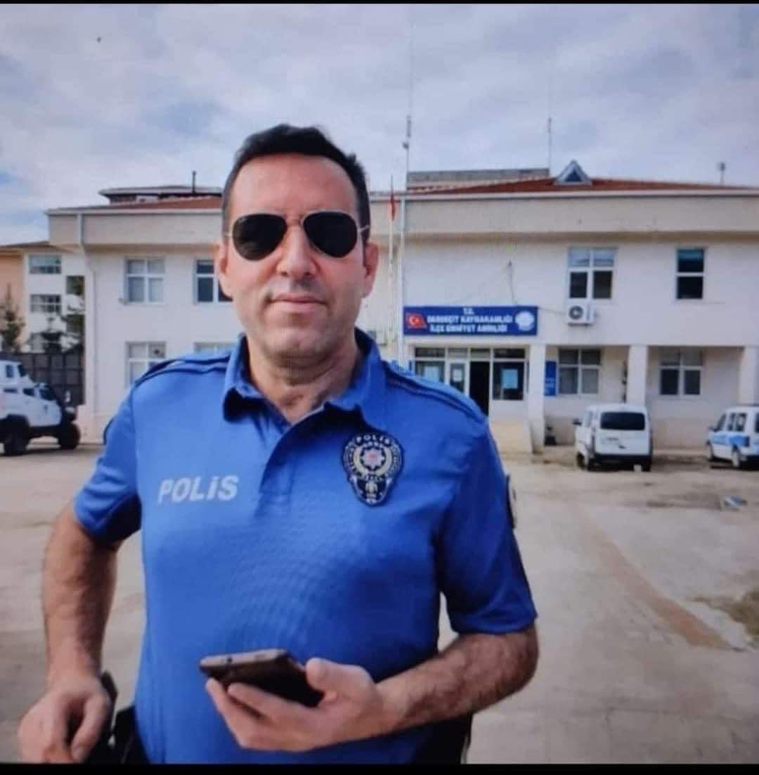 Asli3616's tweet photo. Mardin'de görev yapan polis memuru Orhan Bayram beyin kanaması sonucu hayatını kaybetti.

Polis memuru Bayram Orhan, geçirdiği beyin kanaması sonucu tedavi gördüğü hastanede hayatını kaybetti.

Mardin Dargeçit İlçe Emniyet Amirliği kadrosunda görevli Niğde Melendiz Kula Köyü nüfusuna kayıtlı Polis Memuru Bayram Orhan, geçirdiği beyin kanaması sonucu hastaneye kaldırıldı.  

Yapılan incelemelerin ardından beyin kanaması geçirdiği anlaşılan, Orhan ameliyatının ardından yoğun bakım servisine alındı. 

Hastanede yapılan bütün müdahalelere rağmen kurtarılamayan 5 yıllık polis memuru Bayram Orhan, hayatını kaybetti.

Merhum Bayram Orhan'ın cenazesi, 23 Temmuz Salı günü öğle namazına müteakip Kula Köyü Yeni Camiinden kaldırılacak. 

Hakkın rahmetine kavuşan Polisimize Allah'tan rahmet, kederli ailesine, sevenlerine ve Emniyet teşkilatına başsağlığı ve sabırlar diliyorum.

#polis