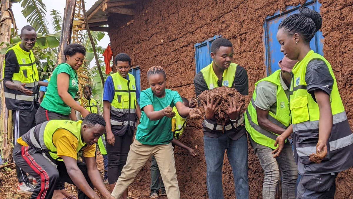 RYVCP_Kamembe's tweet photo. None twiriwe mu bikorwa bya #HumanSecurityIssues, aho twubakiye umuturage utishoboye warokotse Jenoside yakorewe Abatutsi mu w'1994. Ni MUHIKIRA Théogène w'imyaka 52 utuye mu mudugudu wa Murangi muri @KamembeSe! #Tujyanemo🤝🏿 #Enye_anya✊🏿
@RwandaLocalGov
@Rwandapolice
@jnabdallah https://t.co/3LFyeKgcdZ