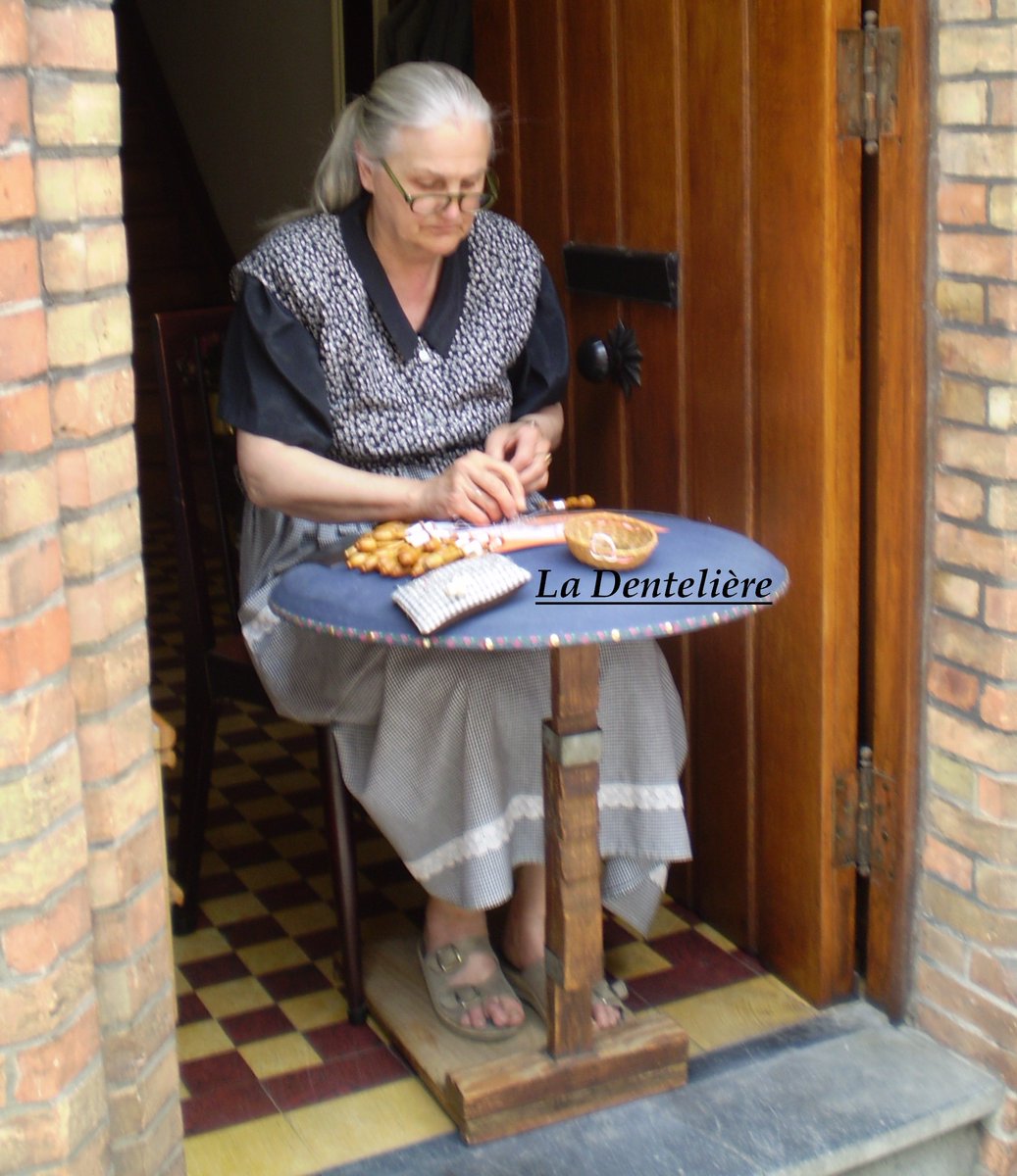 SylvieChastella's tweet image. Challenge photo a day  2024 - 22 juillet 
 Hands in action  Bruges #fmspad