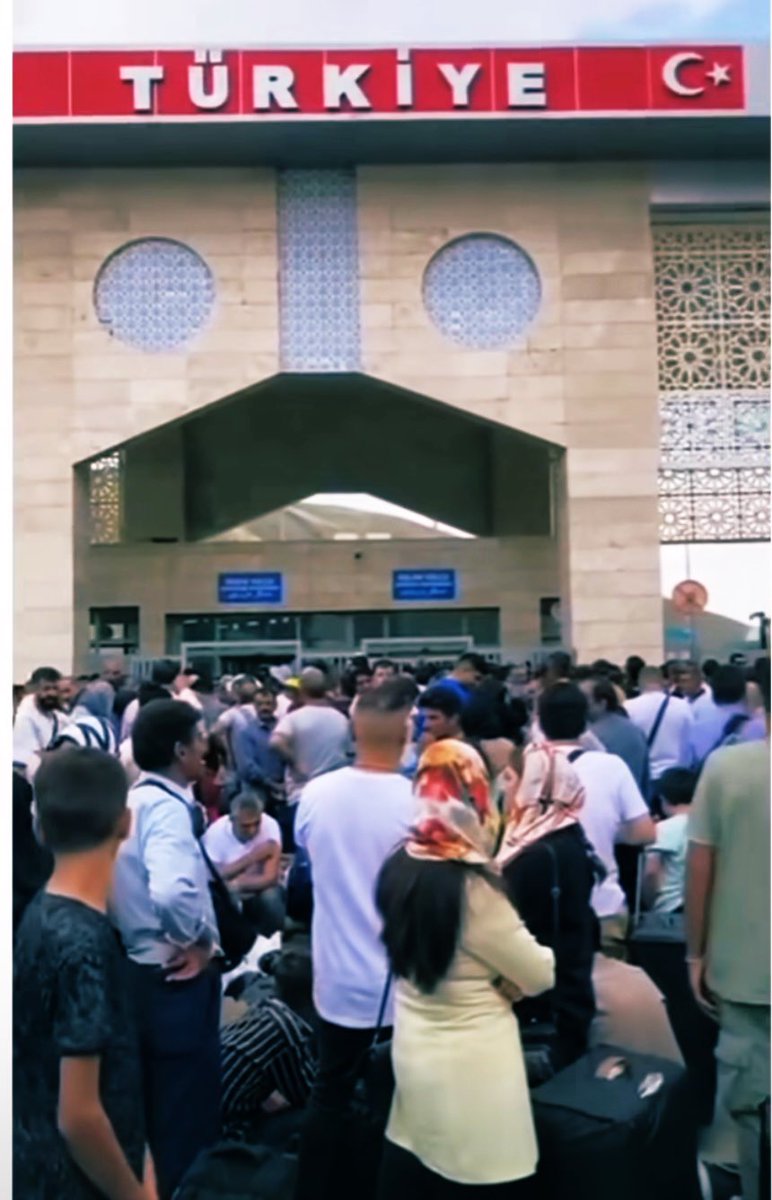 İranlı turistlerin uzun süre bekletilmesi ve yaşadıkları sıkıntılar kabul edilemez. Turizmin sürdürülebirliliği için bu tür durumlara acilen çözüm bulunması gerekiyor.Yetkilileri hızlı bir şekilde önlem almaya davet ediyoruz <a href="/EmreDeger13/">Emre Deger</a> <a href="/hikmetcakir84/">Hikmet ÇAKIR</a> <a href="/cetindemirhann/">çetin</a>