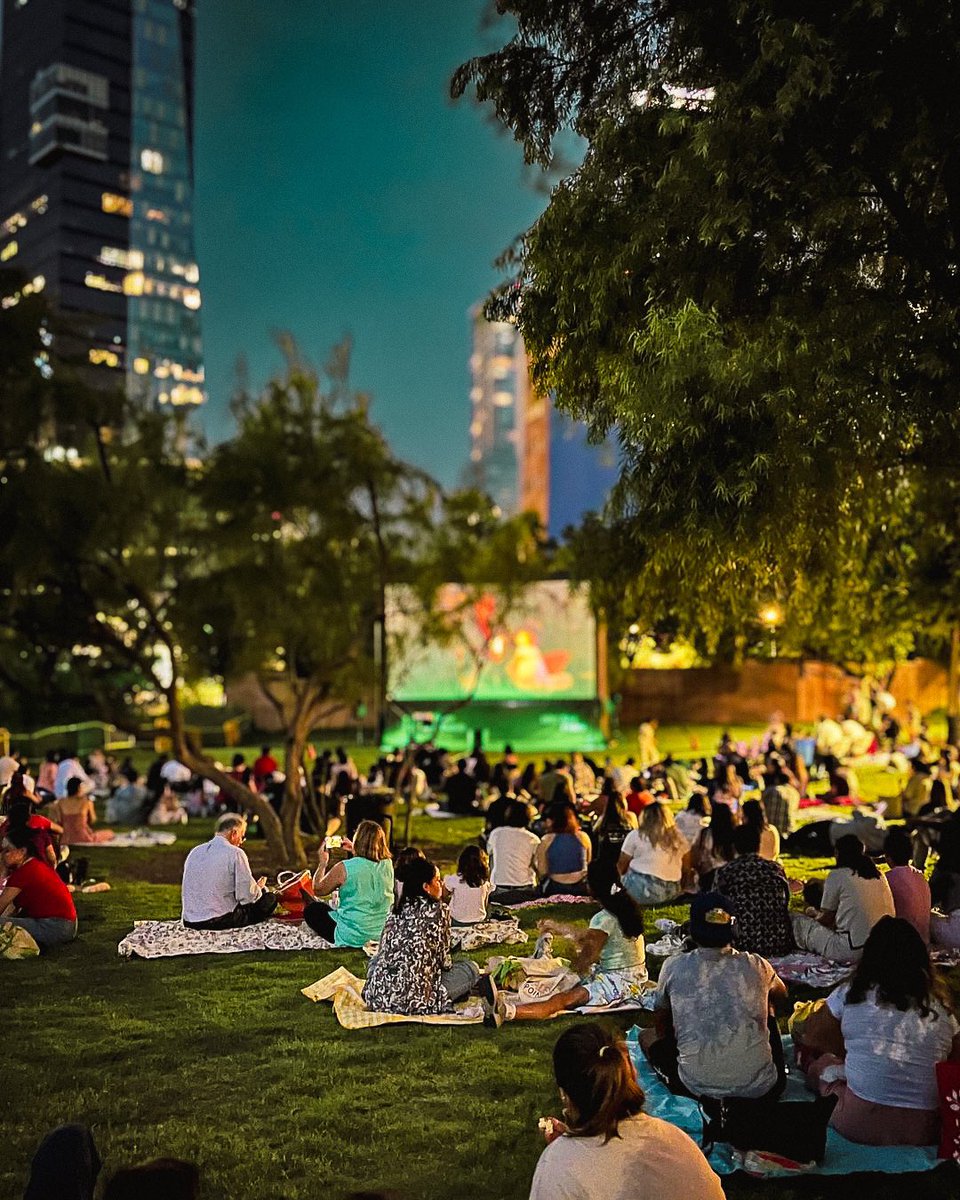 SanPedroNL's tweet photo. ¡Así vivimos el primer #ParqueCinema de la temporada 2024! 🎥🍿 Casa llena, Parque Rufino Tamayo 🌳 +600 espectadores
Ve a @parquecinema en IG para consultar la cartelera semanal 📽️🎞️ https://t.co/06lA5Qx0SI