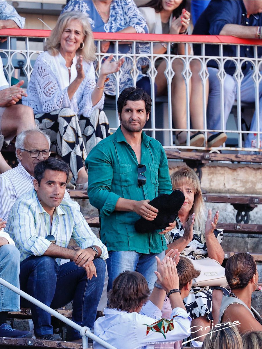 elmaletilla_'s tweet photo. Mañana haga usted lo que haga ya es historia del toreo.
Su tauromaquia se estudiará en los libros igual que la tauromaquia del Gallo o Belmonte.
Gracias por volver maestro, no sabe usted el vacío que nos deja cada vez que se retira. https://t.co/vlN01hhBTG