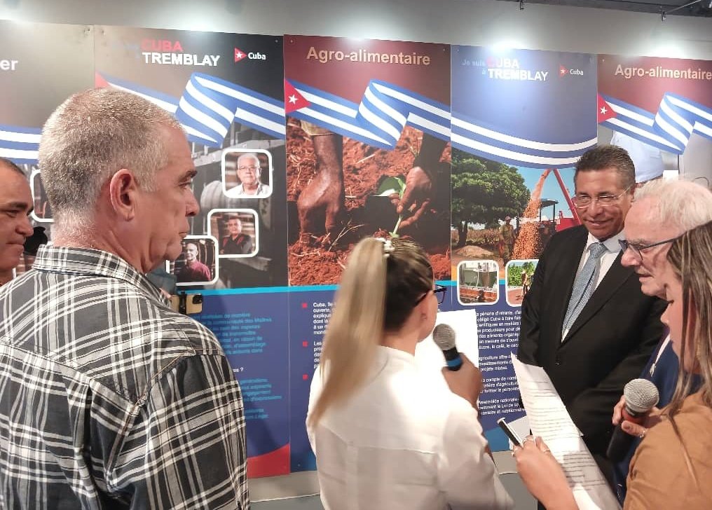 CubaRonSA's tweet photo. 🇨🇺 ❤️🇫🇷 Desde Francia inauguran el proyecto deportivo-cultural, Yo Soy Cuba en Tremblay, resaltando presencia de la Isla en los Juegos Olímpicos de #París2024. Presentes por @CubaRonSA🇨🇺🥃 la Vicepresidenta Primera, @SahyliPuerto y el Maestro del #RonLigero🇨🇺🥃, Julio Ayán Rial👇 https://t.co/BwhKynieHm