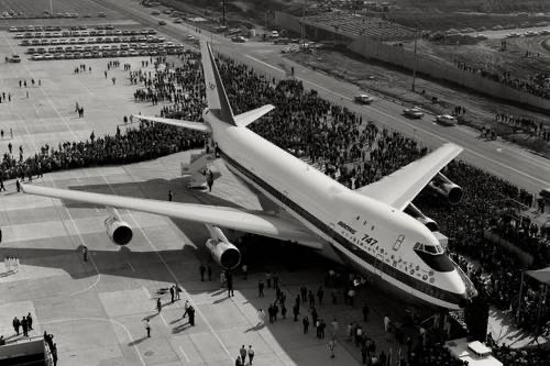 ifa_cr's tweet photo. Historia del Boeing 747 (JUMBO)

El Boeing 747 es un avión comercial transcontinental de fuselaje ancho fabricado por Boeing desde 1969 hasta 2022. Es conocido por su gran tamaño, y por su apodo tan característico Jumbo (del inglés:
Para más información https://t.co/anF2w5JvJD https://t.co/PEwzLIfB7R