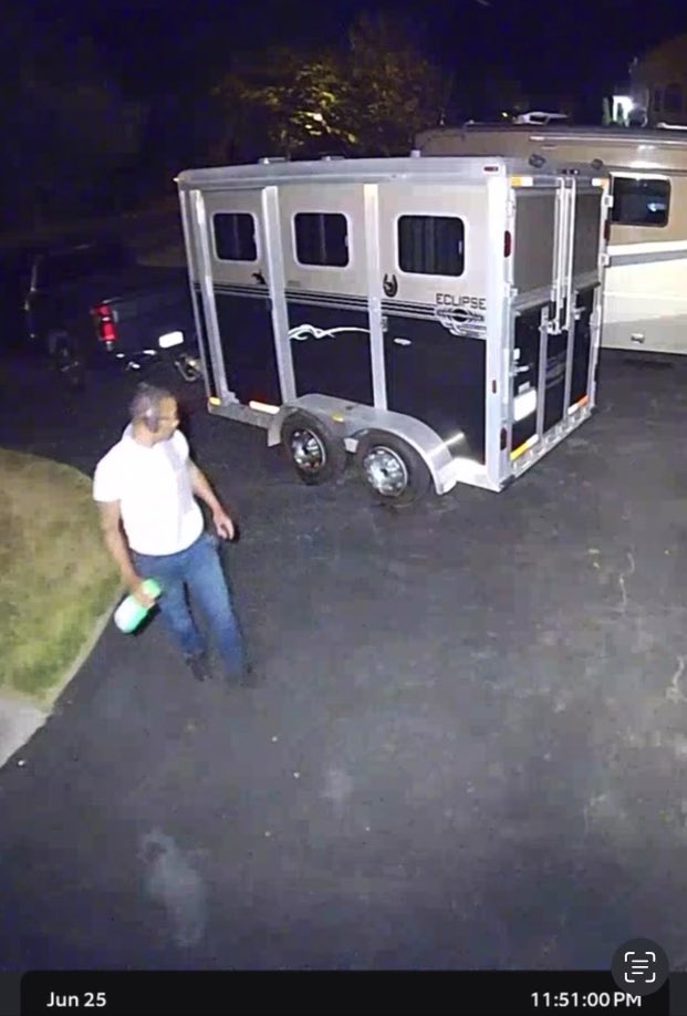 TishaLewis's tweet image. #ONLYONFOX
AT 4
DEVELOPING TONIGHT
A real life cowboy searching for clues after his horse trailer was apparently stolen.
Prince George’s County police say the trailer was taken from the Piscataway Horse Farm a couple weeks ago.

WATCH LIVE
FOX5DC.COM/LIVE
@fox5dc