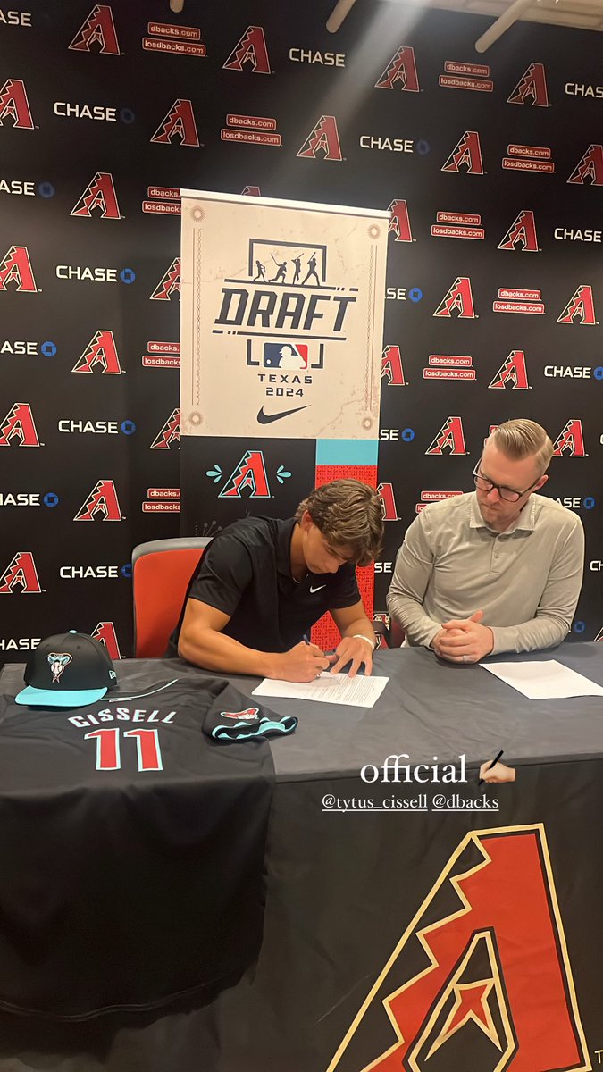 dcissell's tweet photo. Dreams can come true when you are willing to make the sacrifices needed to achieve them- so proud of ⁦@CissellTytus⁩, officially a Diamondback https://t.co/X6Q2sS9AIu