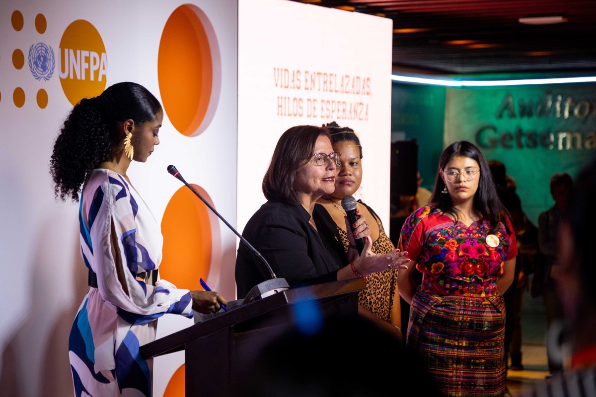 unfpa_lac's tweet photo. La exposición "Vidas entrelazadas, hilos de esperanza" acogió el lanzamiento regional del #SWP2024.

A través de historias, celebró el progreso en salud y derechos sexuales y reproductivos, pero también recordó que la desigualdad persiste.

🗞️ Lee la nota: https://t.co/byCOmplnwy https://t.co/CW4CyJRH5M