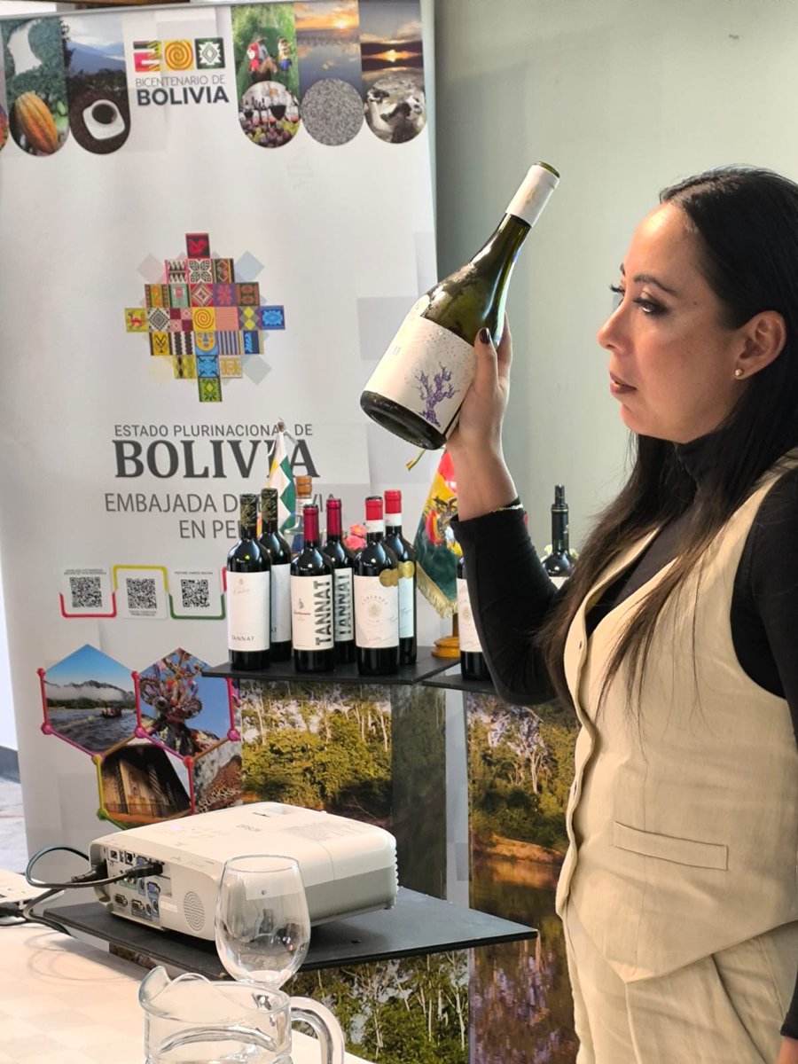 MRE_Bolivia's tweet photo. Nota de Prensa | Bolivia promociona en Perú la “Cata de Vinos &amp; Singanis de Altura”
🔗 https://t.co/zsH7ZybZv8

#DiplomaciaDeLosPueblos
#PorLaVida
#UnidosRumboAlBicentenario https://t.co/KFV5mfZsmc