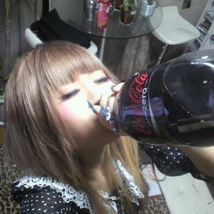 loborango's tweet image. &quot;coca zero isso&quot; &quot;coca zero aquilo&quot; 
cala boca piranha, tô me alimentando kkjjj