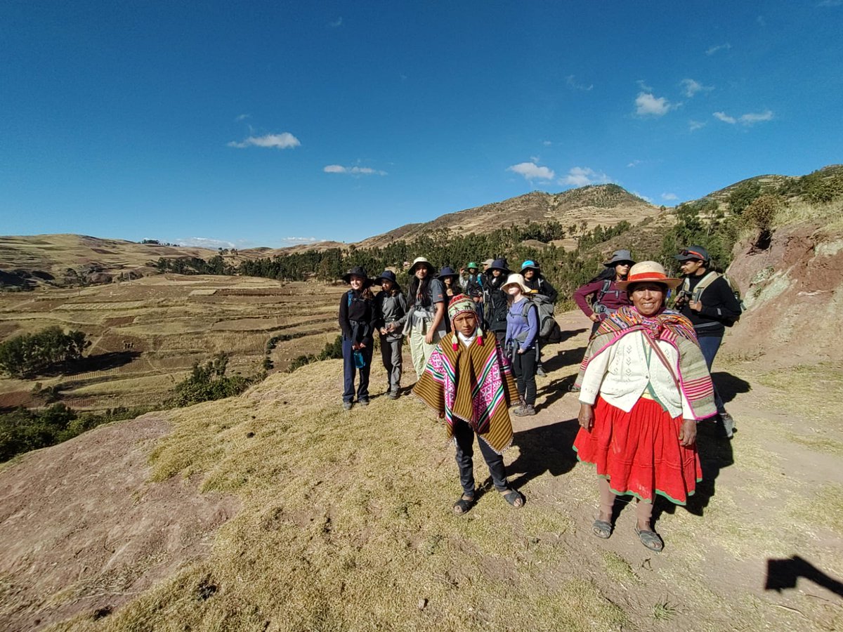 campperu's tweet photo. #TeamAzucena went into a warm-up trek to the viewpoint at #CampMoray with the best guides they could've asked for! 🙌🤩 How incredible is this place? #dosomethingamazing #campseffect @CampsInt https://t.co/ihvNaQzqUx