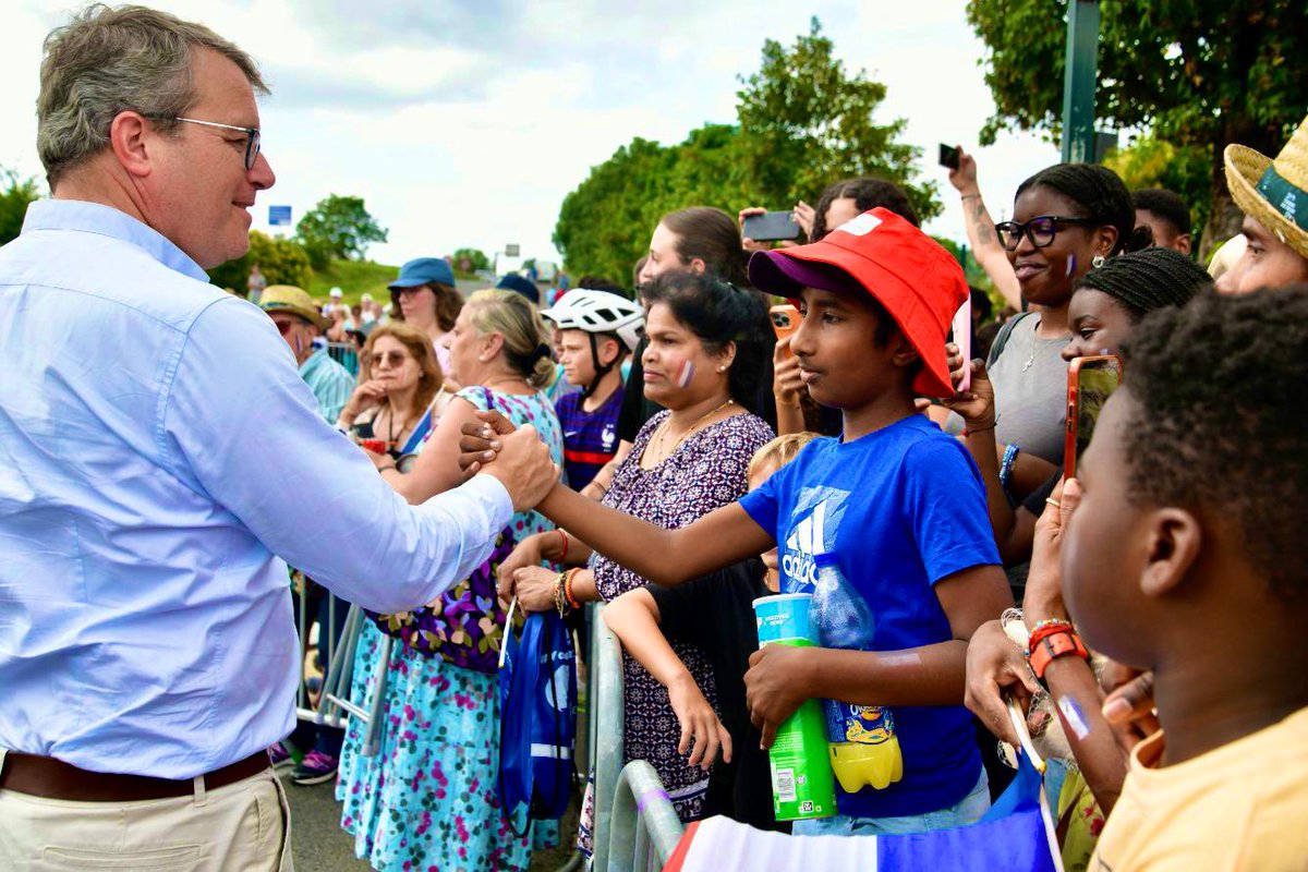 🔥🚴‍♀️ Étape essentielle : la Flamme #Paris2024 passe par le rond-point du Réveil Matin de #Montgeron, un lieu  sacré pour les amateurs de cyclisme puisqu’il etait le point de départ du 1er #TourdeFrance en 1903 ! #jeuxolympiques