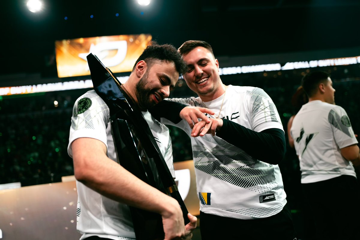 Momobroh's tweet photo. The fact that it was always @Pred's dream to be on OpTic and he brought a World Championship to OpTic in his FIRST YEAR playing for them is beautiful man. Dreams really do come true. 🥹💚🏆 https://t.co/1MToo1Dtfa