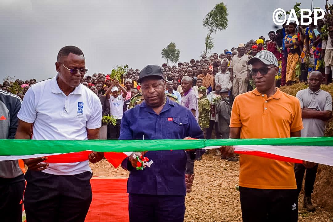 ABPInfos's tweet photo. Le Chef de l'Etat burundais @GeneralNeva, a inauguré lundi 22 juillet 24, une centrale et le réseau mini solaire du site #Gahandu sis à la colline #Ndoba, zone #Mpinga commune #Vugizo.
#Caravane_Inkebuzo J12. https://t.co/d1i5Y6x9kx