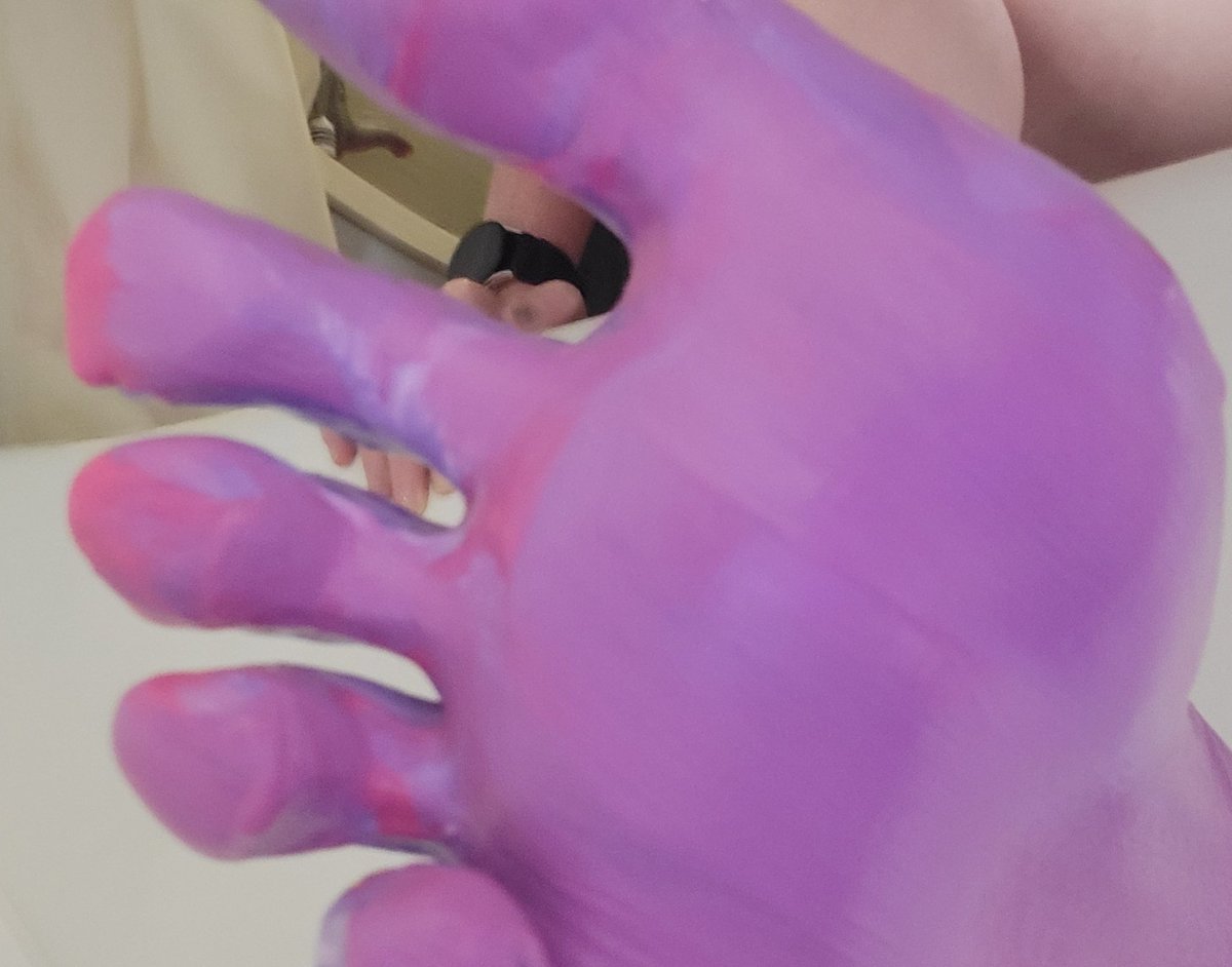Full album and video available at 
app.feetfinder.com/userProfile/Ro…
Click to see me paint with my long pretty toes!
#feet #toes #painting #purple #pretty #footworshi̇p #longtoes #feetworshi̇p #footlove #messy