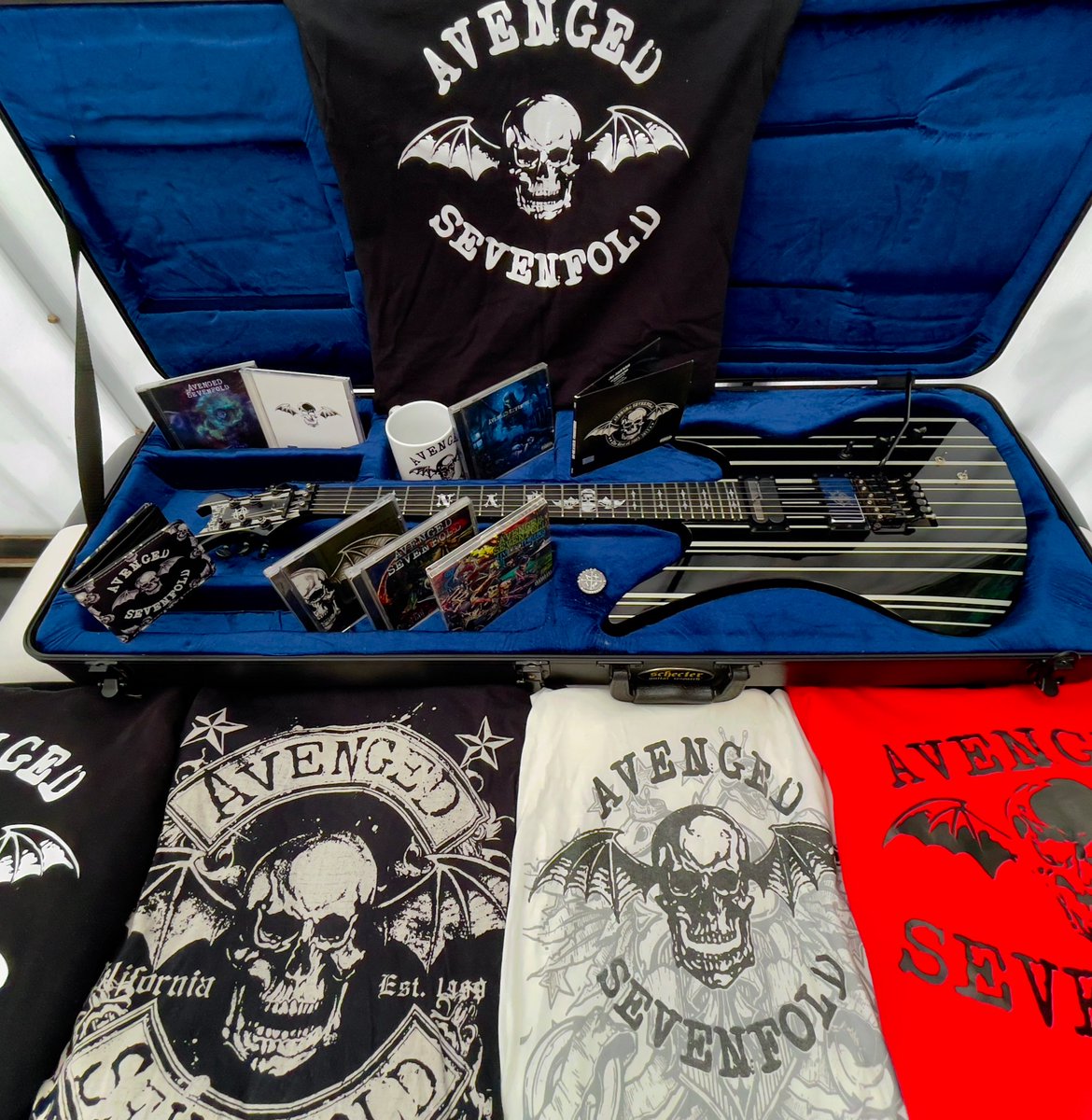 AdolfoJgg7's tweet photo. Show your A7x merch!! @TheOfficialA7X @SynysterGates https://t.co/pDP1Zj6SyE
