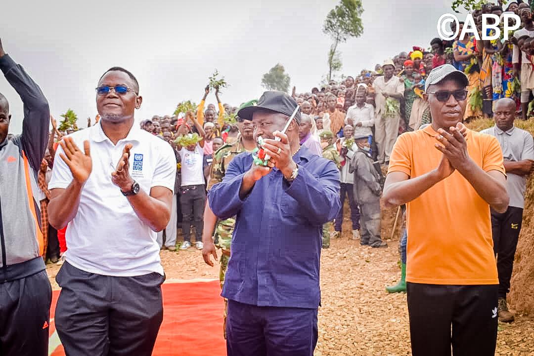 ABPInfos's tweet photo. Le Chef de l'Etat burundais @GeneralNeva, a inauguré lundi 22 juillet 24, une centrale et le réseau mini solaire du site #Gahandu sis à la colline #Ndoba, zone #Mpinga commune #Vugizo.
#Caravane_Inkebuzo J12. https://t.co/d1i5Y6x9kx