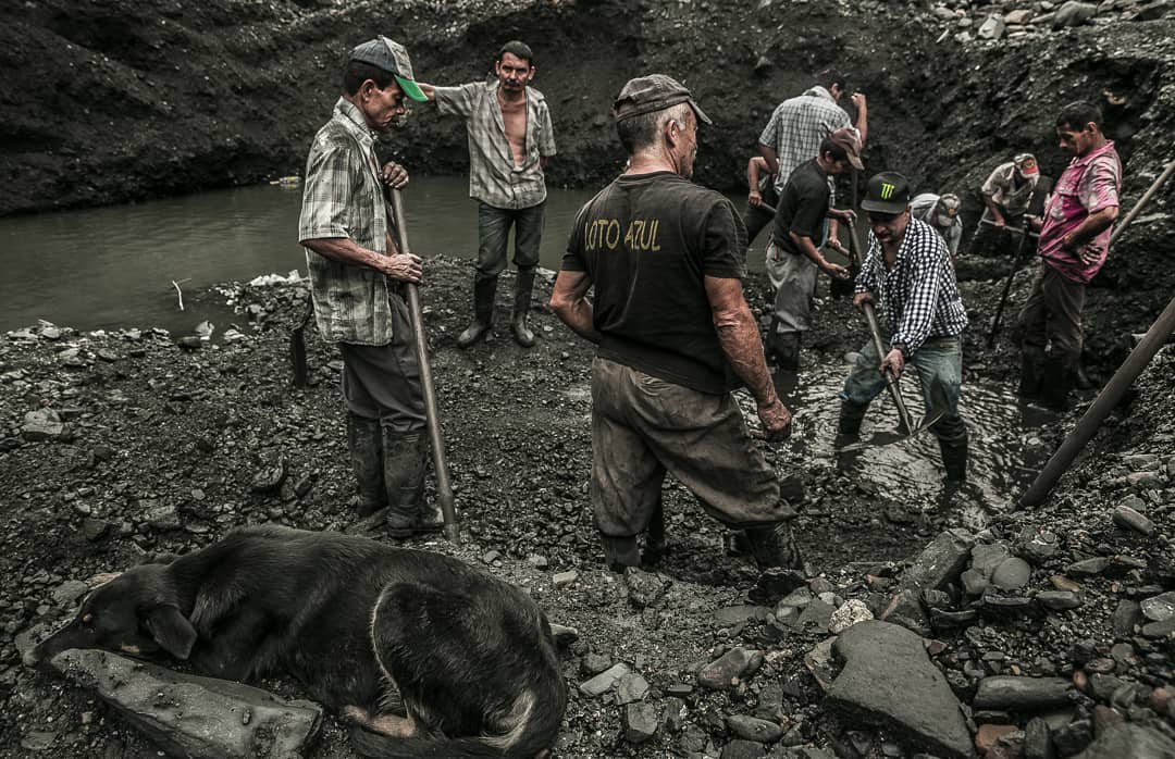 GreenG37263's tweet photo. La #mineríaartesanal en #Colombia es una de las practicas más peligrosas y poco compensadas para la #labor que hacen nuestros #mineros y #guaqueros, de las diferentes #minas #muzo #chivor #coscuez 

La tecnología #Blockchain es una oportunidad de darle un manejo más transparente https://t.co/xmkk0NHPvc