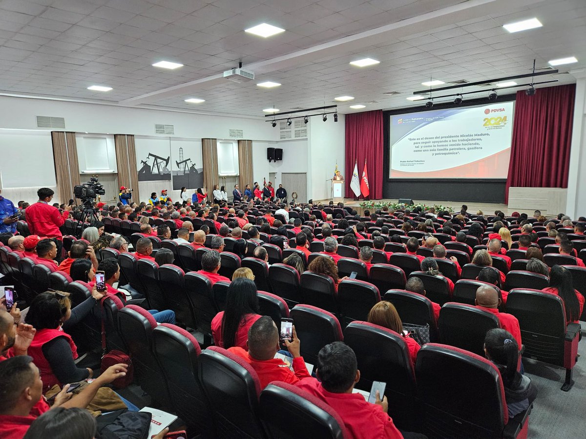 PDVSA's tweet photo. Desde el Complejo MinPetróleo, PDVSA La Campiña, el ministro Pedro Rafael @TellecheaRuiz, acompañado de la Junta Directiva de PDVSA y autoridades del Ministerio de Petróleo, entregó beneficios a los trabajadores y trabajadoras de la industria petrolera. https://t.co/vaiyZX8tAZ