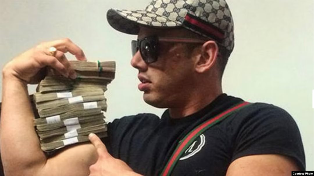 patriotacuban's tweet photo. Se acuerdan de Gilbert Man, el rapero cubano que emigró a Cuba con muchooo dinero y compró casas, carros, muebles etc? 

Saben dónde está? Cumpliendo 17 años porque en Cuba no hay leyes que te protejan y te construyen cualquier caso para quitártelo todo.

Vayan e inviertan dale 😂