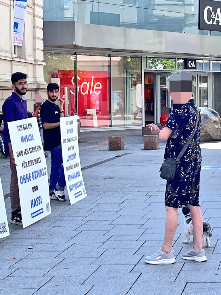 AJ_Iserlohn's tweet photo. Auch wir nahmen an der bundesweiten Dialogaktion teil und traten am letzten Samstag in #Iserlohn in den offenen #Dialog mit unseren Mitbürgern. Die positive Resonanz zeigte die Bedeutung solcher Aktionen für eine friedliche Gesellschaft. @AhmadiyyaJugend @aj_region_wfs https://t.co/FRbVjCLnyY