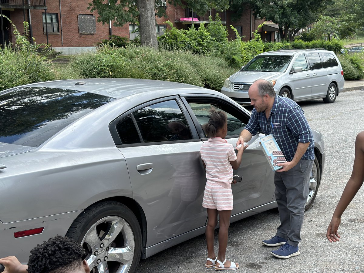 NashvilleMDHA's tweet photo. A huge thank you to District 6 Council Member @claycapp for spending the afternoon with residents at #MDHA's Cayce Place on Saturday! The ice cream sandwiches were a big hit. 😋 https://t.co/fk1t7qkIQV
