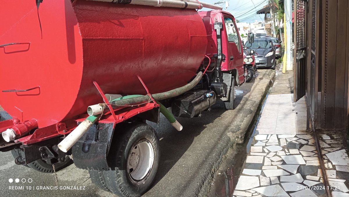 granjgonzalez's tweet photo. @Digessetoficial @INTRANT_RD @digesettrd_ este vehículo lo estacionaron desde esta mañana en la entrada de mi casa y nadie sabe de quien es,ni placa tiene. Llamo al teléfono de atención al ciudadano y no contestan https://t.co/PYZGzzH2d3