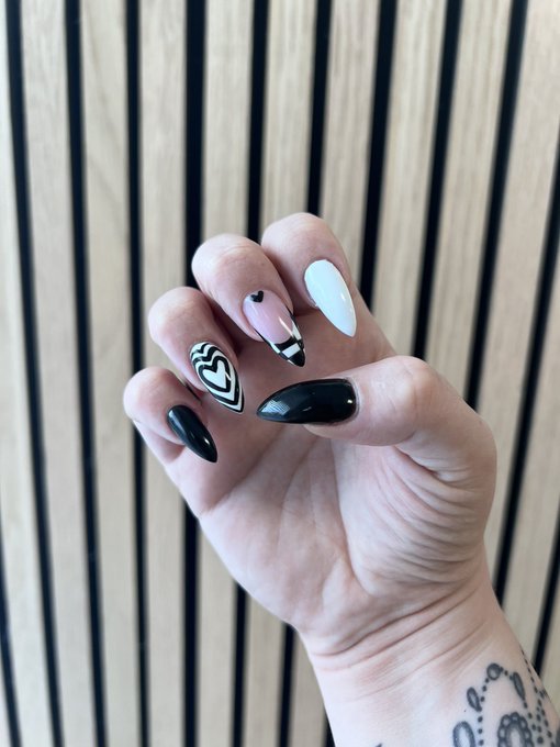 🖤🤍🖤🤍🖤 https://t.co/YWTnirvioM