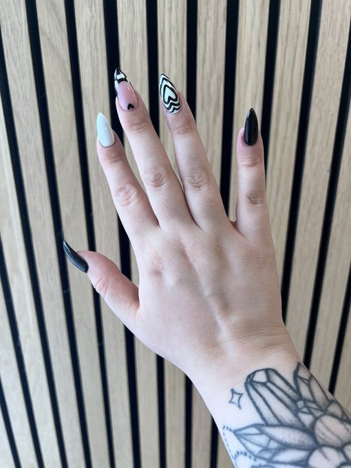 🖤🤍🖤🤍🖤 https://t.co/YWTnirvioM