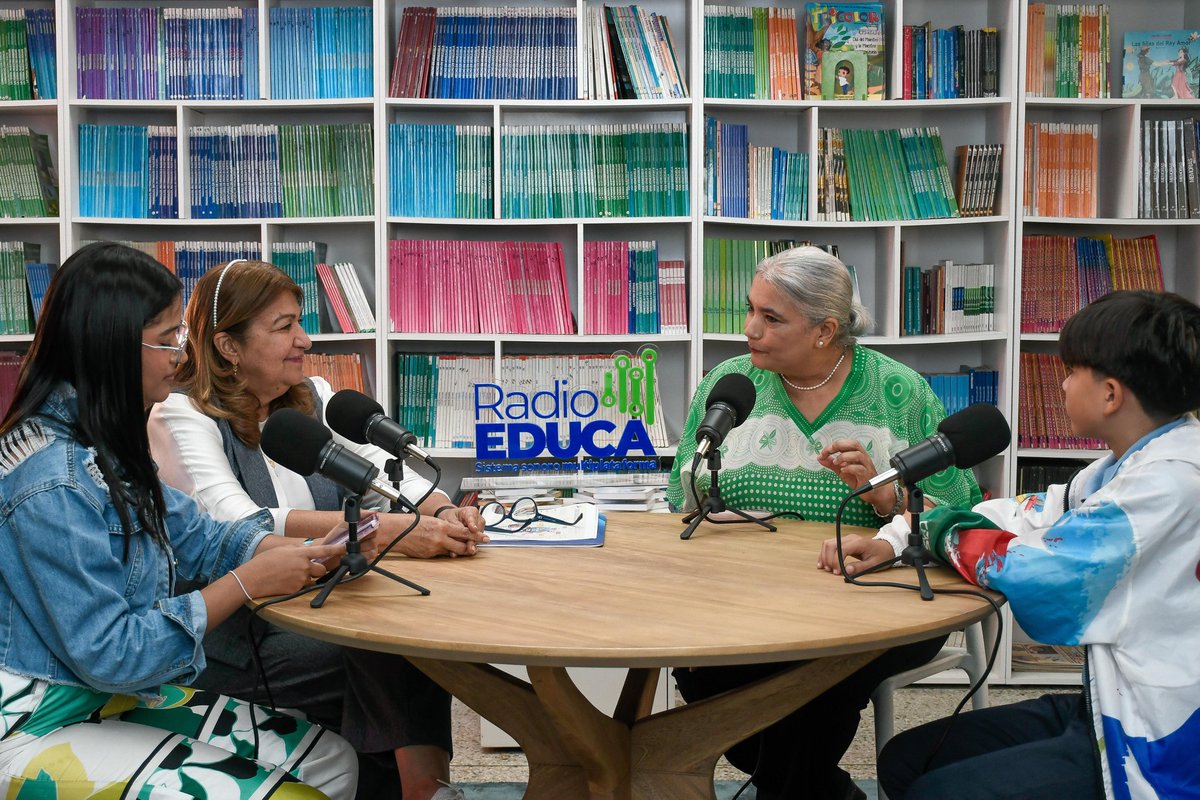 ¡Sintoniza, celebra y disfruta! 

Junto a la Vicepdta. Sectorial <a href="/Gabrielasjr/">Gabriela Jiménez</a>, realizamos el lanzamiento de Radio Educa, el nuevo sistema sonoro multiplataforma del @MPPEDUCACION. 

<a href="/NicolasMaduro/">Nicolás Maduro</a>