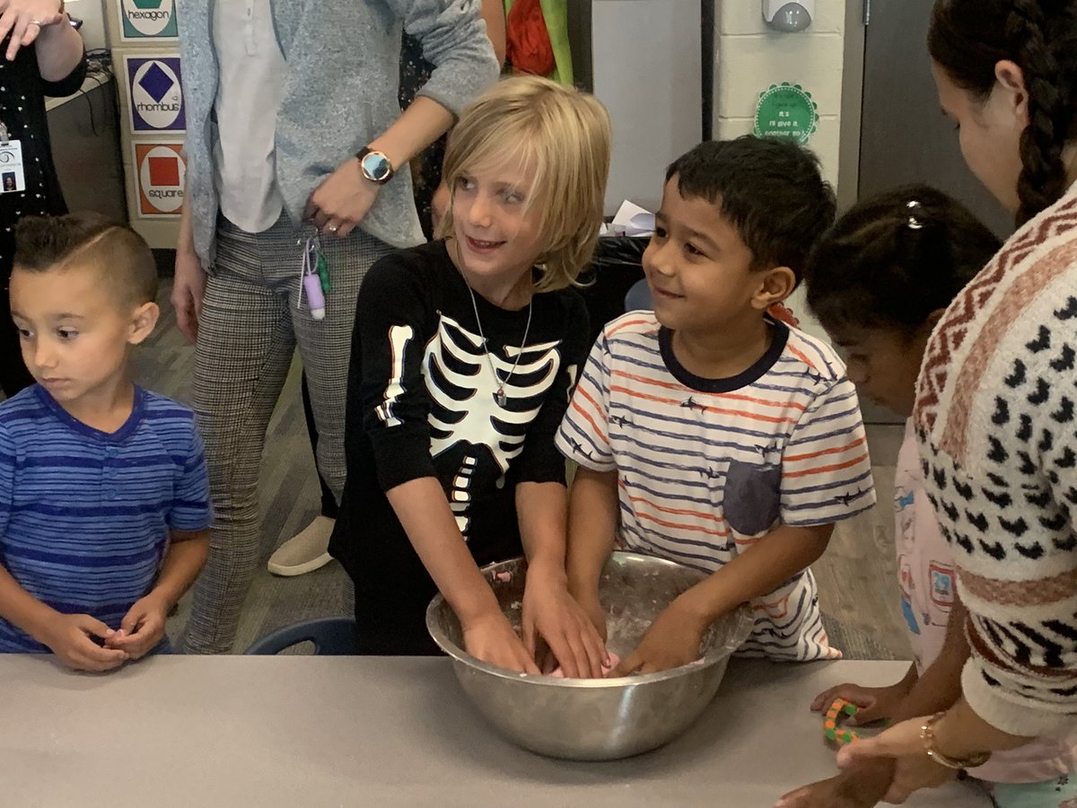 missmacsecond's tweet image. We had so much fun making play doh together today! @SLCSJumpStart