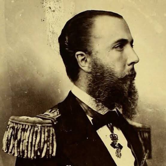 Cuauhtemoc_1521's tweet photo. A pesar de sus errores como gobernante, Maximiliano de Habsburgo se dio a la tarea de proteger a los agricultores, peones y trabajadores de la tierra. En noviembre de 1865 promulgó una ley que prohibió los castigos corporales, limitó las horas de trabajo al día, así como la herencia de deudas contraídas por los padres. Por otro lado estableció que a los trabajadores en las haciendas se les pagará con monedas y no con vales u otros bienes. También estableció que los “peones” y sus hijos deberían de ser educados en sus lugares de trabajo, pagando a los profesores/educadores los propios hacendados. Fue un progresista sin duda…